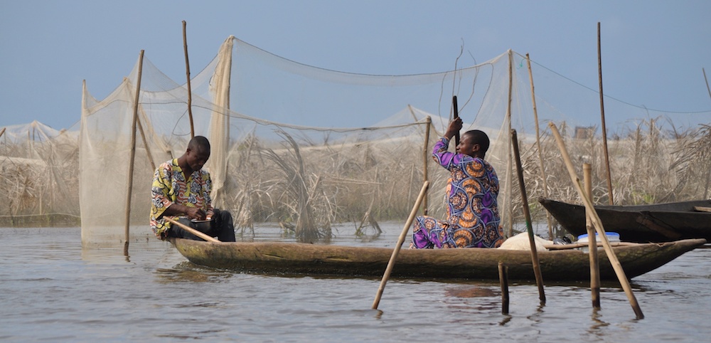 Bénin hommes à la pêche. L'Heure Vagabonde