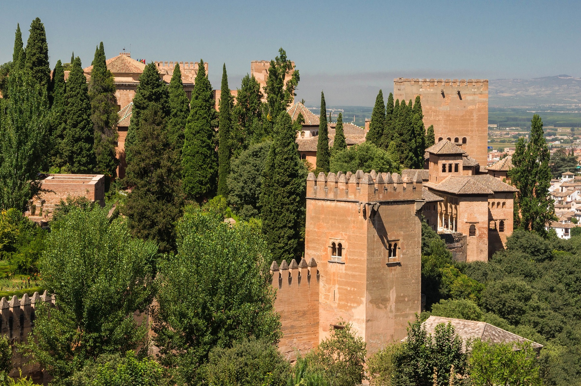 Qui a construit l'Alhambra de Grenade ?